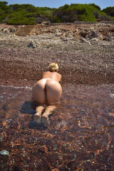 Curvy MILF likes showing off her hot big buttocks on the beach. Naughty mature nudist demonstrating juicy ass on the beach